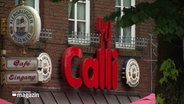 Der Schriftzug "Calli" an der Hausfassade über dem Eingang zum Imbiss "Calli Schaschlick" in Leck. © Screenshot 