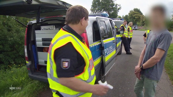 Polizeibeamte führen Rauschgiftkontrollen bei Autofahrern durch. © Screenshot 