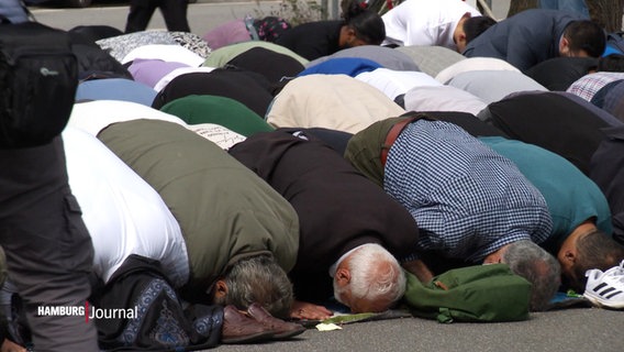 Männer treffen sich zum Freitagsgebet vor der blauen Moschee in Hamburg. © Screenshot 