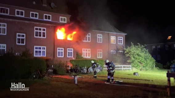 Eine Wohnung in einem Mehrfamilienhaus steht in Flammen. © Screenshot 