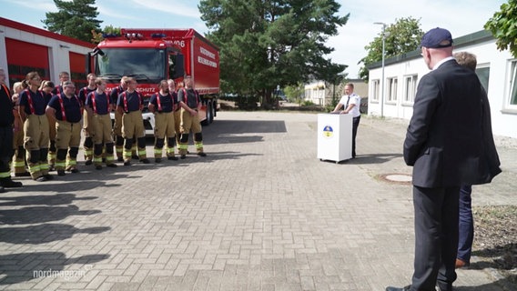 Die Feuerwehr steht nach dem Brand in Schwerin zusammen und zieht Bilanz. © Screenshot 