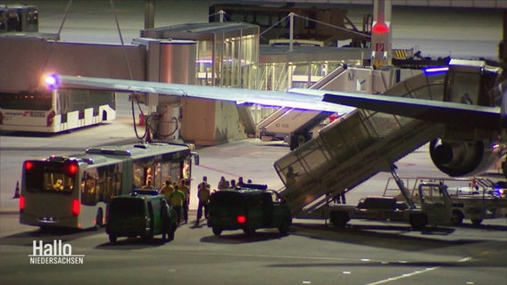 Szenen einer Abschiebung auf einem Flugplatz. © Screenshot 