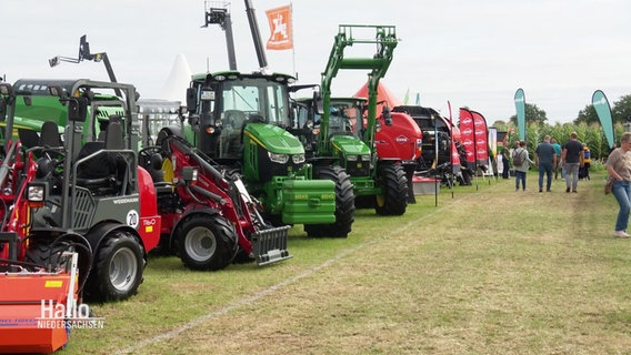 Eine Messe für Landwirte zeigt verschiedene Traktoren. © Screenshot 