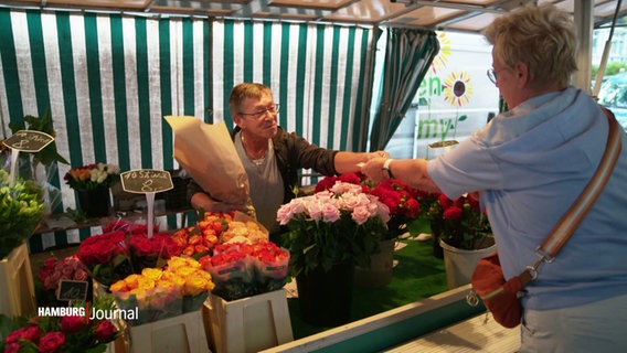 Ein Blumenverkäufer bei der arbeit auf dem Isemarkt. © Screenshot 