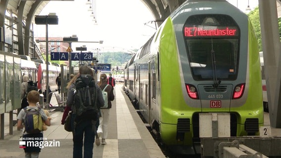 Ein Zug fährt an einem Bahnsteig ein. © Screenshot 