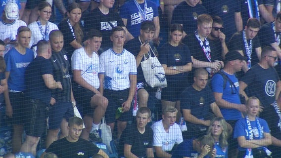 Niedergeschlagene Hansa Rostock-Fans im Stadion © Screenshot 