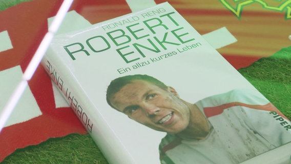 Ein Buch über den verstorbenen Fußballer Robert Enke. © Screenshot 