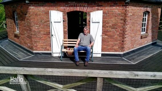 Gerd Coldewey sitzt auf der Galerie seiner Mühle. © Screenshot 