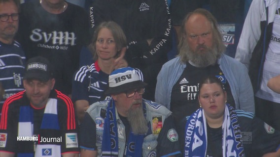 Unzufriedene HSV-Fans sitzen während des Spiels im Stadion. © Screenshot 