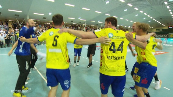 Handballer freuen sich über einen Sieg. © Screenshot 