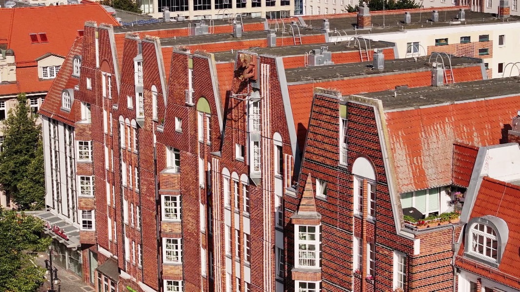 Fünfgiebelhaus in Rostock: Plattenbau im Backsteinlook