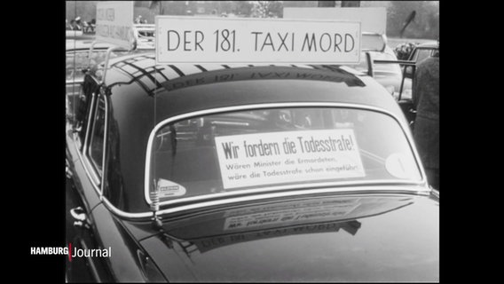 Schwarz-Weiß-Bild eines Taxis aus der Nachkriegszeit - im Heck Schilder mit der Aufschrift "Der 181. Taxi Mord" © Screenshot 