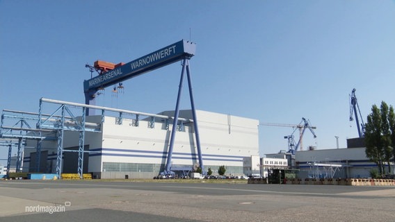 Ein Verladekran auf dem Gelände der Neptun-Werft. © Screenshot 