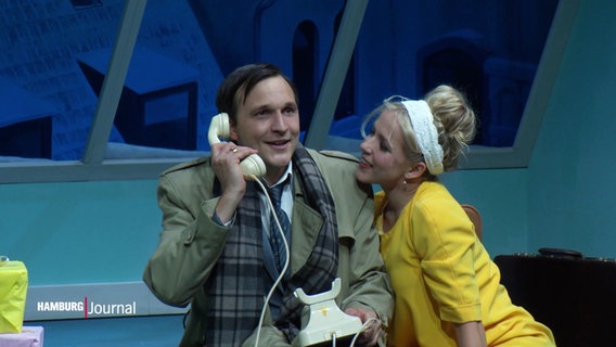 Szene aus "Barfoot in'n Park" im Ohnsorg-Theater. © Screenshot 