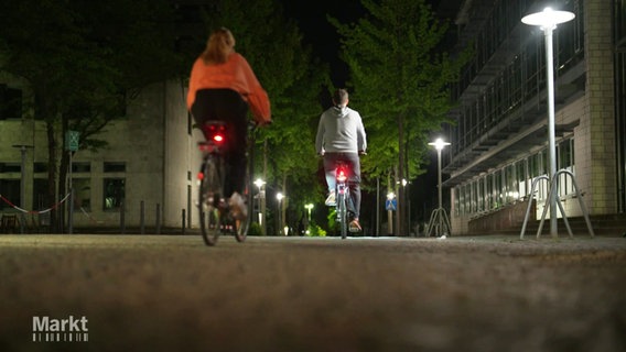 Zwei Fahrradfahrende bei Nacht. © Screenshot 