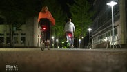 Zwei Fahrradfahrende bei Nacht. © Screenshot 