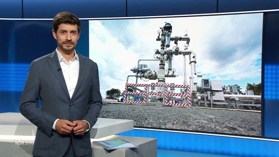 Moderator Daniel Anibal Bröckerhoff im Studio. © Screenshot 