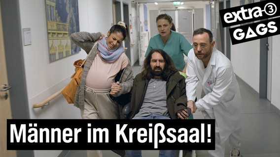 Ein Mann wird im Krankenhaus zum Kreißsaal gerollt. (Gags Sketch Comedy Deluxe // Episode 3: Die Leistung des Mannes bei einer Geburt. Wahnsinn.) © NDR 