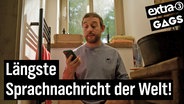 Ein Mann sitzt auf dem Klo und hört eine Sprachnachricht. (Gags Sketch Comedy Deluxe //  Episode 6: Zu lange Sprachnachrichten rauben uns Lebenszeit) © NDR 