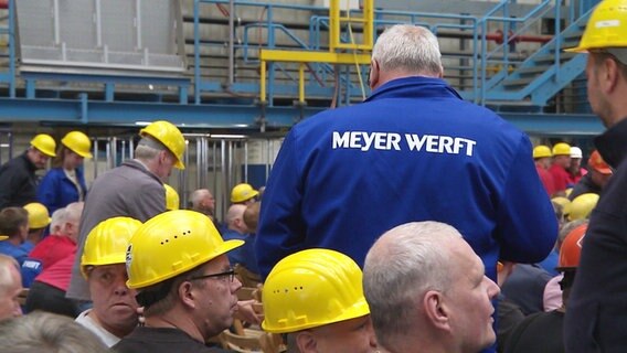 Arbeiter der Meyer Werft bei einer Versammlung der Belegschaft. © NDR 