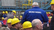 Arbeiter der Meyer Werft bei einer Versammlung der Belegschaft. © NDR 