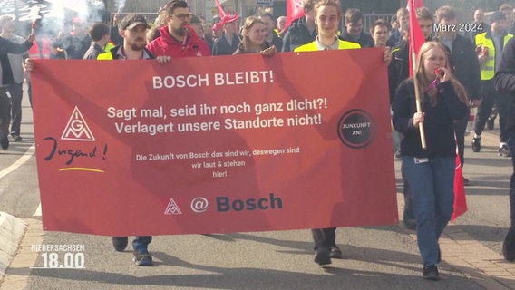 Hildesheimer Bosch-Belegschaft bei einer Demo im März 2024. Demonstrierende halten ein Transparent mit der Aufschrift "Bosch bleibt". © Screenshot 