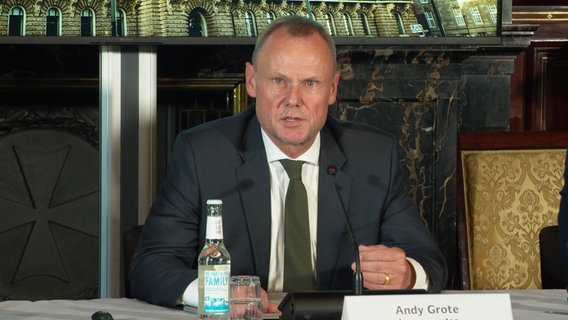 Hamburgs Innensenator Andy Grote spricht bei einer Pressekonferenz im Hamburger Rathaus. © Screenshot 