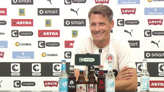 St.Pauli-Trainer Alexander Blessin bei einer Pressekonferenz. © Screenshot 