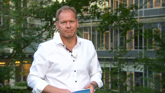 Thilo Tautz moderiert das Nordmagazin am 28.08.2024. © Screenshot 