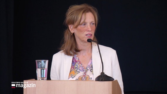 Bildungsministerin Karin Prien bei einer Pressekonferenz. © Screenshot 