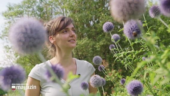 Die Biologin Karin Schrieber im Botanischen Garten Kiel. © Screenshot 