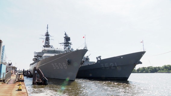 Zwei Schiffe der japanischen Marine liegen im Hamburger Hafen. © Screenshot 