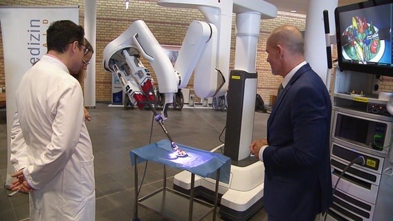 Neuer OP-Roboter "Da Vinci SP" an der Unimedizin Greifswald. © Screenshot 