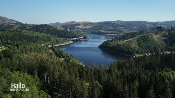 Panoramablick auf einen Stausee in einem mitteldeutschen Gebirge © Screenshot 