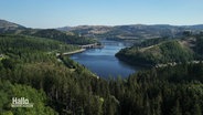 Panoramablick auf einen Stausee in einem mitteldeutschen Gebirge © Screenshot 