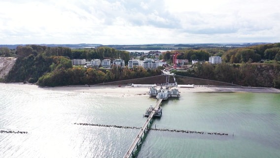 Blick vom Wasser aus auf die Selliner Seebrücke © Screenshot 