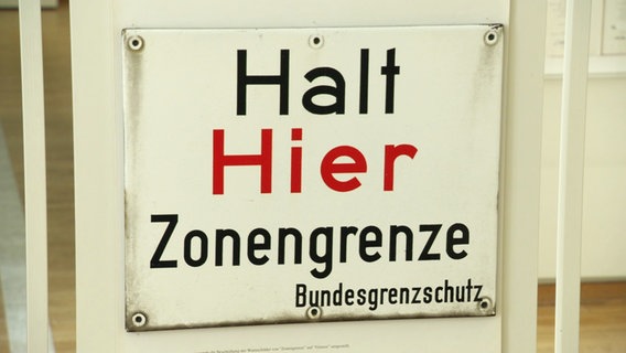 Auf einem alten Bundesgrenzschutz-Schild steht "Halt. Hier Zonengrenze". © Screenshot 