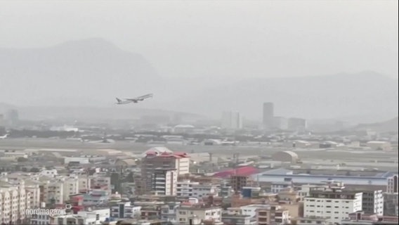 Ein Flugzeug fliegt über Kabul. © Screenshot 