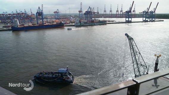 Blick auf den Hamburger Hafen. Im Hintergrund sind die Container Terminals mit ihren Kränen zu sehen. © Screenshot 