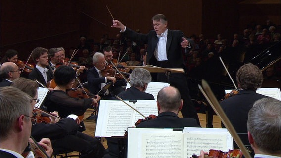 Dirigent Mariss Jansons mit seinem Orchester bei der Arbeit. © Screenshot 