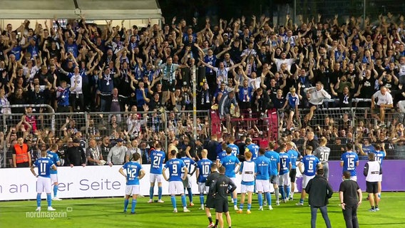 FC Hansa Rostock, in blauen Trikots und weißen Hosen, verabschiedet sich von ihren Fans im Stadion. © Screenshot 