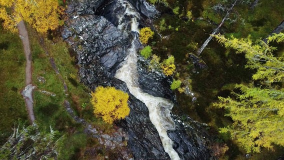 Eine felsige Naturlandschaft aus der Vogelperspektive. © Screenshot 