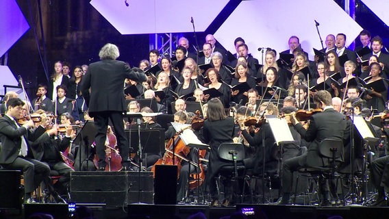 Dirigent Kent Nagano und das Philharmonische Staatsorchester bei einem Auftritt. © Screenshot 