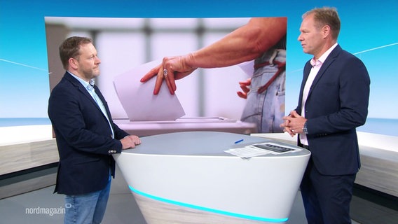 Moderator Thilo Tautz im Gespräch mit dem Politikwissenschaftler Prof. Jochen Müller © Screenshot 