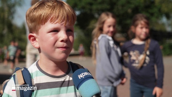 Ein Junge wird zum Schulstart interviewt. © Screenshot 