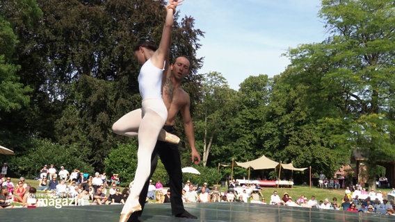 Ballett im Garten eines historischen Gebäudes. © Screenshot 