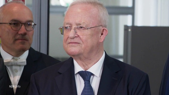 Martin Winterkorn und ein weiterer Mann im Hintergrund. © Screenshot 