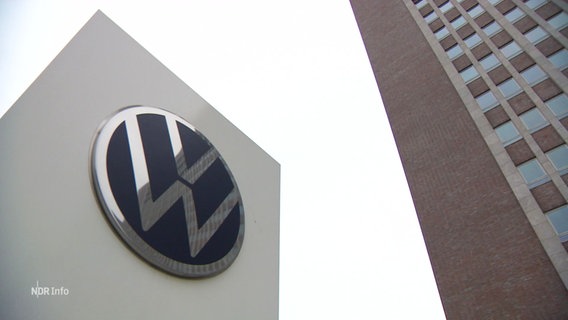 Das Logo von Volkswagen vor einem Gebäude. © Screenshot 