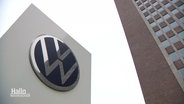 Das VW-Logo an einer Betonstehle. © Screenshot 