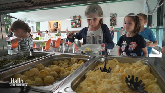 Grundschulkinder am Buffett der Schulkantine. © Screenshot 